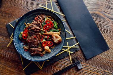 Izgara et sebzeli ve biberli tabak, yemek çubuğu.