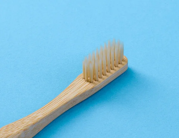 Brosse Dents Bois Sur Fond Bleu — Photo