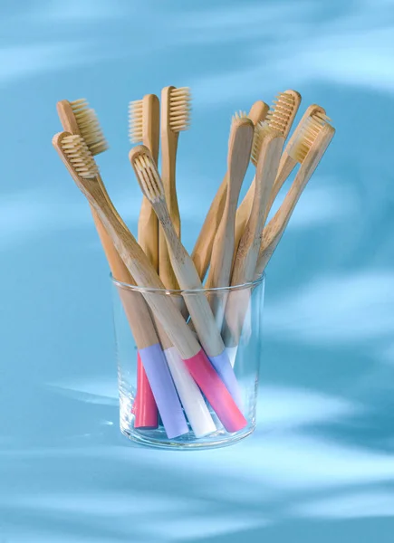 Wooden Toothbrushes Glass Blue Background — Stock Photo, Image