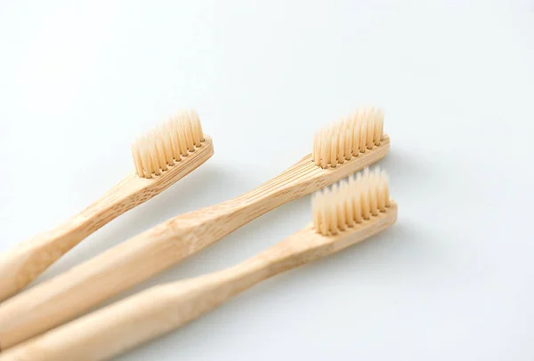 Brosses Dents Bois Sur Fond Blanc — Photo