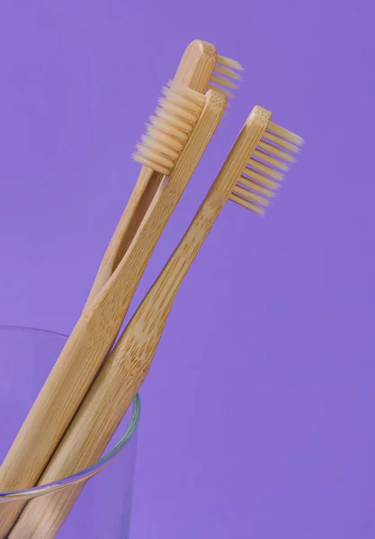 Wooden Toothbrushes Glass Purple Background — Stock Photo, Image