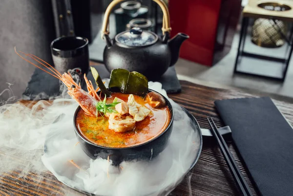 Karides, çubuk ve çaydanlıklı Tom yum çorbası.