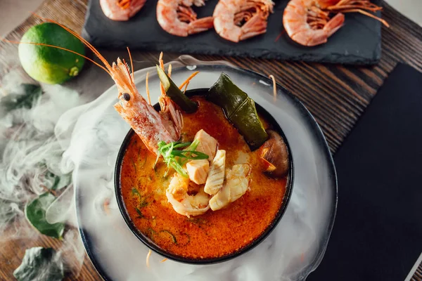 Karides ile Tom Yum çorbası