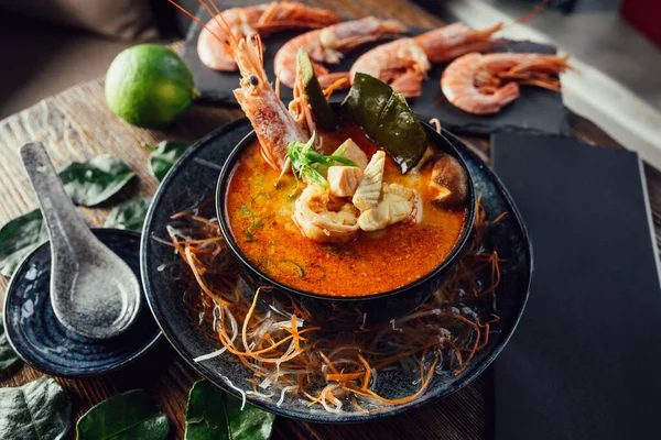 Karides, çubuk ve çaydanlıklı Tom yum çorbası.