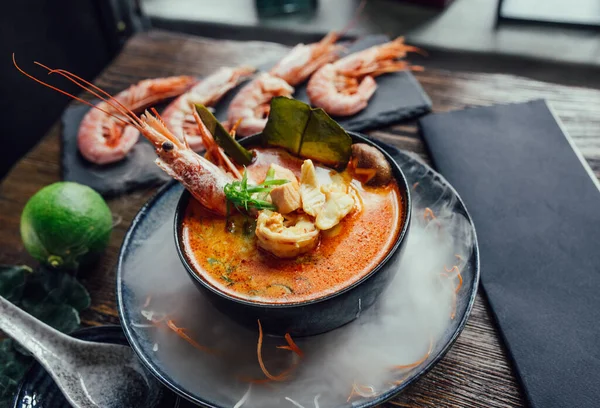 Karides ile Tom Yum çorbası