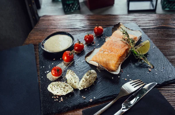 Seramik tabakta fırında somon kremalı domates sosu.