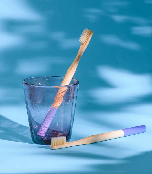 Holzzahnbürsten Einem Glas Auf Blauem Hintergrund Stockbild