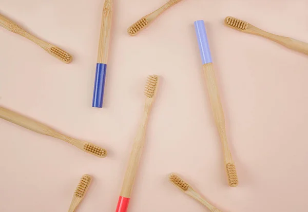 Brosses Dents Bois Sur Fond Beige Photo De Stock