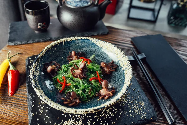 Algen Wakame Oktopus Chilipfeffer Sesam Einem Teller Und Essstäbchen Stockbild