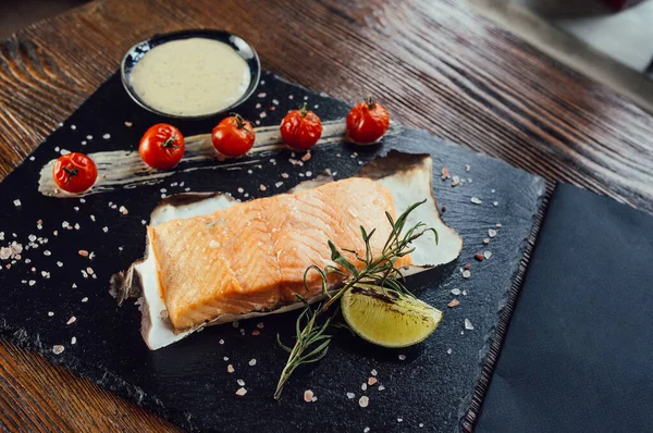 Gebackene Lachs Limetten Sahne Tomaten Auf Einem Keramikteller Stockbild