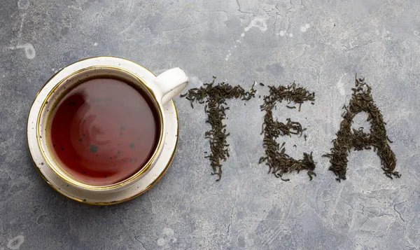Концепция Чашки Черного Чая Блюдце Бетонной Поверхности Надписью Чай Чайных — стоковое фото
