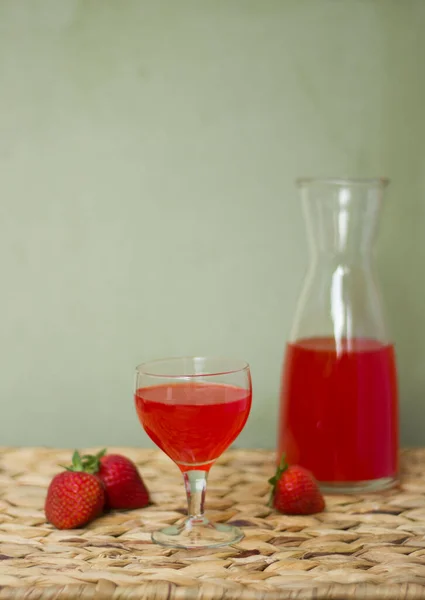 Rode Aardbeien Drinken Een Glas Een Rieten Oppervlak Copyspace Een — Stockfoto