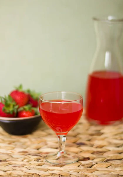 Strawberry Minum Alkohol Atau Non Alkohol Dalam Gelas Permukaan Wicker — Stok Foto