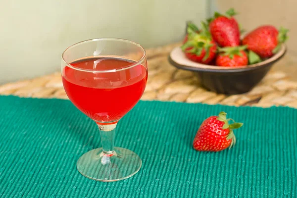 Strawberry Minuman Keras Pada Pelari Hijau Dengan Stroberi Dalam Mangkuk — Stok Foto