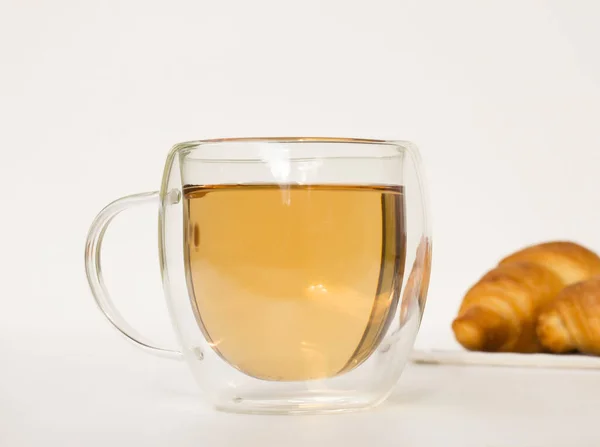 Стеклянная Чашка Травяным Чаем Белом Столе Два Круассана Заднем Плане — стоковое фото