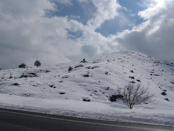 Snow and road — Stock Photo, Image