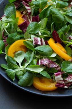 Taze sebze salatası.