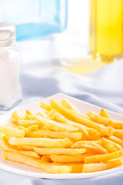 French fries in a plate on a tablecloth lilac color — Stock Photo, Image