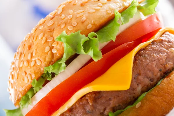 Vackra och saftiga hamburgare närbild. — Stockfoto