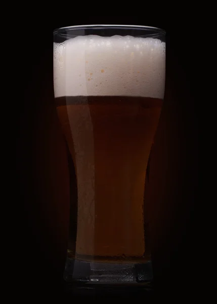 Vaso de cerveza sobre fondo negro — Foto de Stock