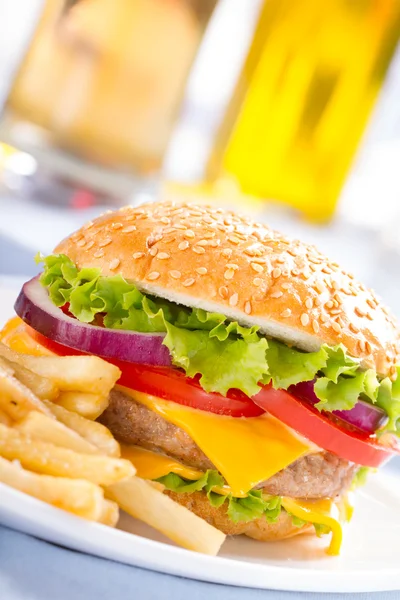 Hamburger a hranolky na desku. — Stock fotografie