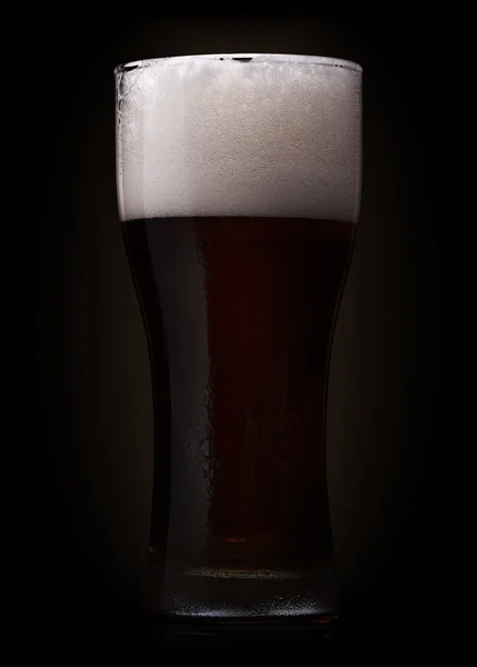 Egy pohár sör fekete háttérrel — Stock Fotó