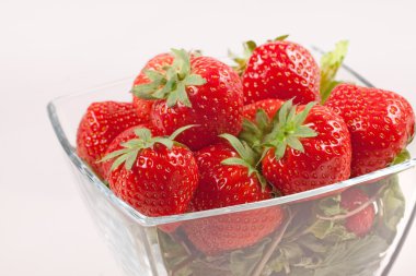 çilek ile yaprak yeşil