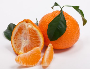 birkaç mandarine yeşil yaprak
