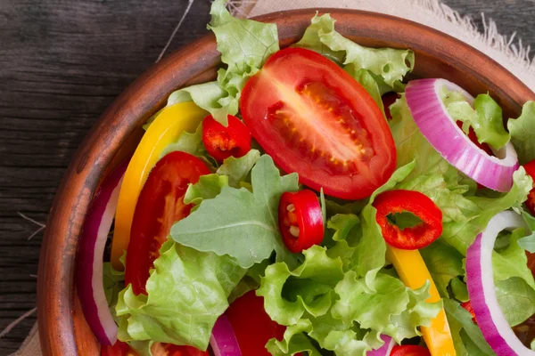 Verse salade in een kom — Stockfoto