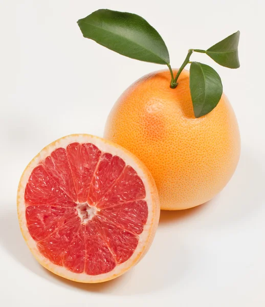 Reife Grapefruit mit grünem Blatt — Stockfoto