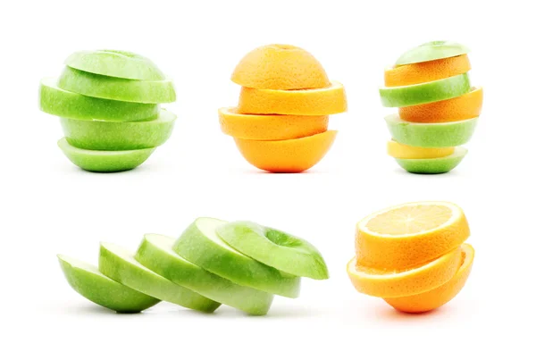 Muitas maçãs e laranja em um fundo branco — Fotografia de Stock