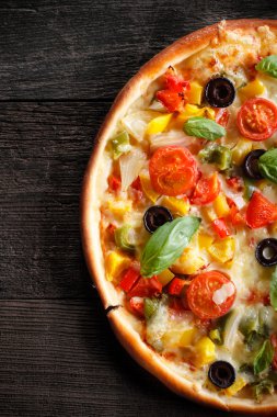 ahşap doku arka plan üzerinde pizza