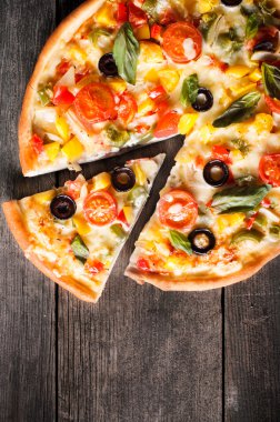 ahşap doku arka plan üzerinde pizza