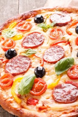 ahşap doku arka plan üzerinde pizza