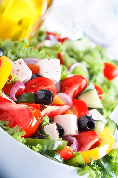 Frischer Gemüsesalat (griechischer Salat). Nützliches Vitaminfutter. — Stockfoto