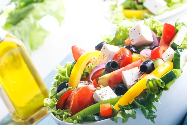 Frischer Gemüsesalat (griechischer Salat). Nützliches Vitaminfutter. — Stockfoto