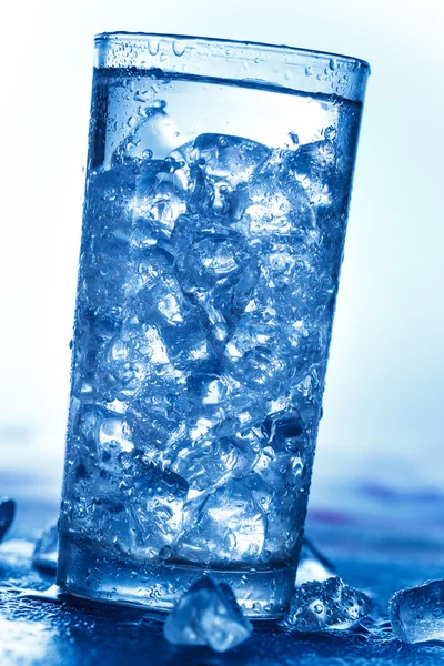 Glas Wasser mit Eiswürfeln lizenzfreie Stockbilder