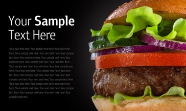 Hamburger siyah arka plan üzerine
