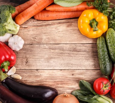 ahşap zemin üzerinde sebze