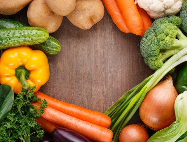 ahşap zemin üzerinde sebze