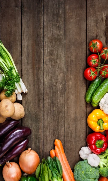 Verduras sobre fondo de madera — Foto de Stock