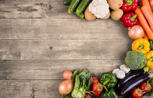 Verduras sobre fondo de madera — Foto de Stock