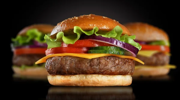 Hamburguesa con queso sobre fondo negro —  Fotos de Stock