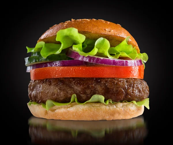 Hambúrguer no fundo preto — Fotografia de Stock