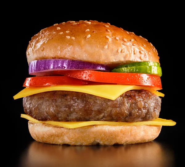 Hamburguesa con queso sobre fondo negro — Foto de Stock