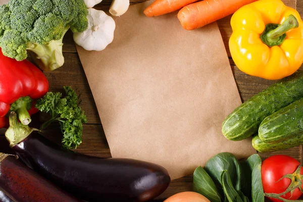 Verduras sobre fondo de madera — Foto de Stock