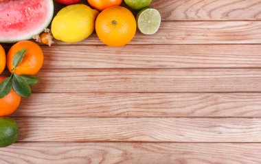 ahşap doku arka plan üzerinde meyve