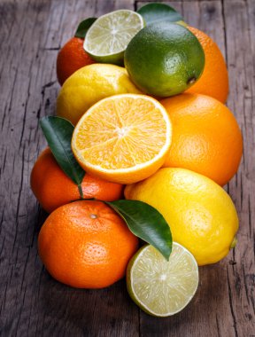 ahşap doku arka plan üzerinde meyve