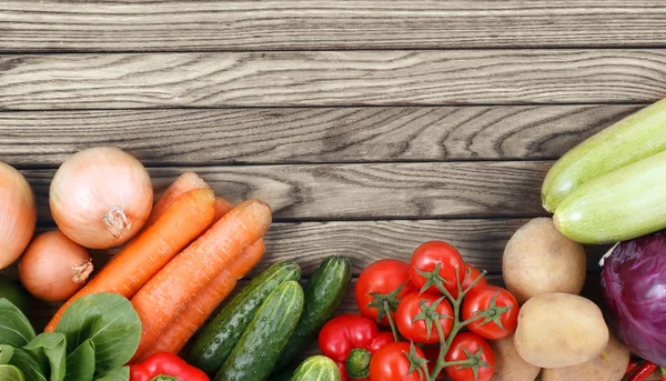 Légumes sur fond bois — Photo