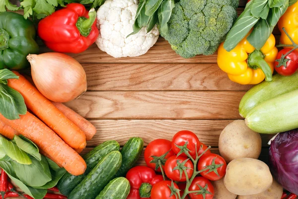 Verduras sobre fondo de madera —  Fotos de Stock